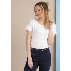 T-shirt z koronkowymi rękawami. Szare t-shirty damskie marki Monnari, w koronkowe wzory, z wiskozy. Za 59,50 zł.