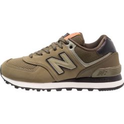 New Balance ML574 Tenisówki i Trampki olive. Zielone tenisówki damskie marki New Balance, ze skóry ekologicznej. W wyprzedaży za 335,20 zł.