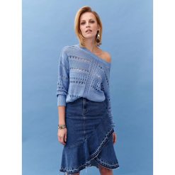 AŻUROWY SWETER. Niebieskie swetry damskie Top Secret, na lato, bez wzorów, z dzianiny, eleganckie, bez rękawów, bez kaptura. W wyprzedaży za 49,99 zł.