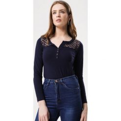 Granatowa Bluzka In Effect. Niebieskie bluzki damskie Born2be, xl, bez wzorów, bez kołnierzyka, bez rękawów. W wyprzedaży za 24,99 zł.