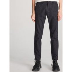 Wzorzyste spodnie chino - Czarny. Czarne spodnie męskie Reserved, m, bez wzorów. Za 129,99 zł.