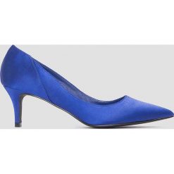 NA-KD Shoes Satynowe czółenka na średnim obcasie - Blue. Niebieskie czółenka marki NA-KD Shoes, z satyny, na średnim obcasie, na obcasie. W wyprzedaży za 48,58 zł.