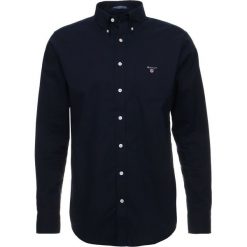 GANT THE BROADCLOTH Koszula navy. Czerwone koszule męskie marki GANT, l, w kratkę, z bawełny, z klasycznym kołnierzykiem. Za 379,00 zł.
