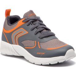 Sneakersy GEOX - J Sveth B. E J846PE 01454 C0036 S Grey/Orange. Szare trampki chłopięce Geox, bez wzorów, z tworzywa sztucznego, na sznurówki. W wyprzedaży za 159,00 zł.