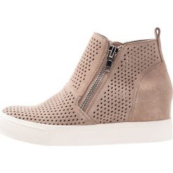 Steve Madden WEDGIE Ankle boot taupe. Szare botki damskie na zamek Steve Madden, z materiału. Za 419,00 zł.