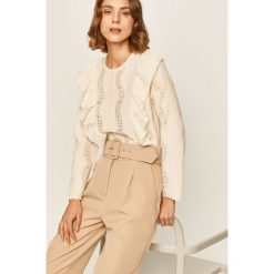 Answear - Bluzka. Białe bluzki damskie ANSWEAR, s, w koronkowe wzory, z poliesteru, z okrągłym kołnierzem, z długim rękawem. Za 79,90 zł.