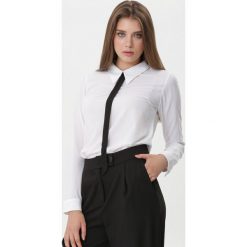 Biała Koszula Enchanter. Białe bluzki damskie Born2be, bez wzorów, z tkaniny, bez kołnierzyka, bez rękawów. Za 69,99 zł.