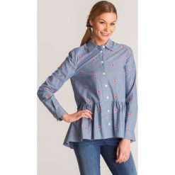 Niebieska koszula Emporio Armani z haftem. Niebieskie koszule damskie Emporio Armani, na imprezę, z haftami, z włoskim kołnierzykiem, bez rękawów. Za 615,60 zł.
