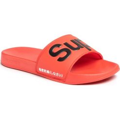 Klapki SUPERDRY - MF310008A Apple Red OMG. Czerwone klapki męskie Superdry, bez wzorów, ze skóry ekologicznej. Za 129,00 zł.