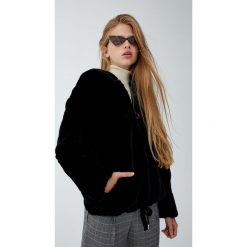Krótka kurtka z kapturem ze sztucznym futerkiem. Czarne kurtki damskie Pull&Bear, bez wzorów, krótkie, z kapturem. Za 199,00 zł.