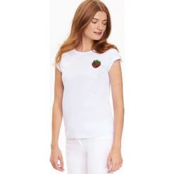 T-SHIRT DAMSKI Z NASZYWKĄ. Białe t-shirty damskie marki TROLL, s, z aplikacjami, z bawełny, klasyczne, z okrągłym kołnierzem. W wyprzedaży za 19,99 zł.