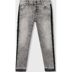 Guess Jeans - Jeansy dziecięce 118-175 cm. Szare jeansy dziewczęce Guess Jeans, z aplikacjami, z elastanu. W wyprzedaży za 169,90 zł.