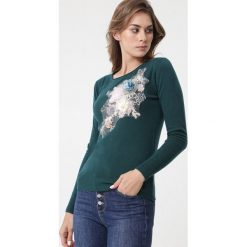 Ciemnozielony Sweter Sheridan. Zielone swetry damskie Born2be, xl, z haftami, prążkowane, z długim rękawem, długie, bez kaptura. Za 89,99 zł.