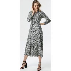 Szara Sukienka Cerys. Szare sukienki damskie Born2be, s, z nadrukiem, z tkaniny, eleganckie, długie, maxi, rozkloszowane. Za 119,99 zł.