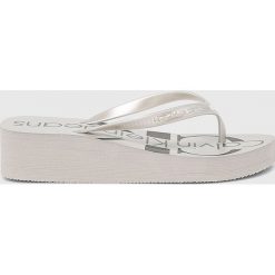 Calvin Klein Jeans - Japonki. Szare klapki damskie marki Calvin Klein Jeans, z jeansu, na obcasie. Za 219,90 zł.