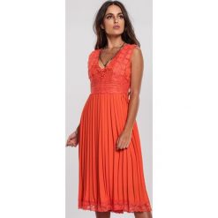 Pomarańczowa Sukienka Unright. Pomarańczowe sukienki damskie Renee, s, bez wzorów, eleganckie, bez kołnierzyka, bez rękawów, midi, rozkloszowane. Za 159,99 zł.