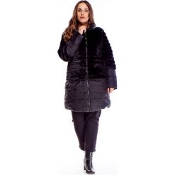Pikowany płaszcz z futrzaną narzutką czarny. Czarne płaszcze damskie N/A, plus size, bez wzorów, z nylonu, plus size. Za 580,06 zł.