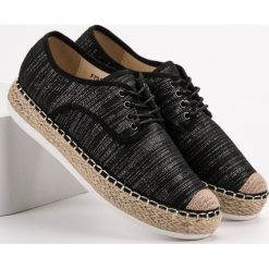 SZNUROWANE ESPADRYLE. Czarne espadryle damskie SMALL SWAN, bez wzorów, bez obcasa. Za 52,90 zł.