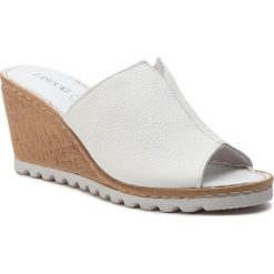 Klapki LASOCKI - H688 White. Białe klapki damskie Lasocki, bez wzorów, ze skóry, bez obcasa, na obcasie. Za 139,99 zł.