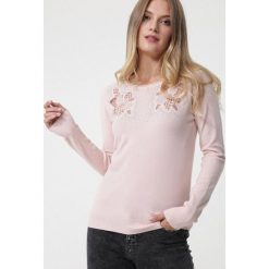 Jasnoróżowy Sweter Marryatville. Różowe swetry damskie Born2be, s, z haftami, bez rękawów, bez kaptura. Za 99,99 zł.