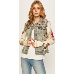 Desigual - Kurtka jeansowa. Niebieskie kurtki damskie Desigual, z haftami, z bawełny, krótkie. W wyprzedaży za 349,90 zł.