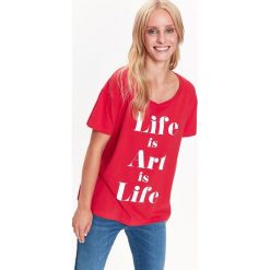 BAWEŁNIANY T-SHIRT DAMSKI Z NADRUKIEM. Szare t-shirty damskie marki Top Secret, z nadrukiem, z bawełny. Za 14,99 zł.