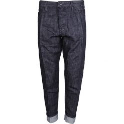 Emporio Armani Jeansy "J70 Tapered". Jeansy męskie Emporio Armani, bez wzorów, z obniżonym stanem. Za 549,00 zł.