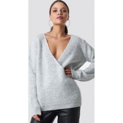 Trendyol Kopertowy sweter - Grey. Szare swetry damskie marki Trendyol, bez wzorów, z dzianiny, bez rękawów, długie, bez kaptura. Za 100,95 zł.