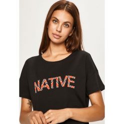 Noisy May - T-shirt. Czarne bluzki damskie Noisy May, s, z nadrukiem, z bawełny, z okrągłym kołnierzem. W wyprzedaży za 44,90 zł.