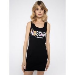 Sukienka plażowa Moschino Underwear & Swim 6502 2103. Czerwone sukienki damskie Moschino Underwear & Swim, na plażę, s, bez wzorów, z elastanu, bez kołnierzyka, bez rękawów. W wyprzedaży za 449,00 zł.