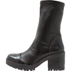 Felmini COSMO Botki na platformie wonderful black. Czarne botki damskie marki Felmini, ze skóry, bez obcasa, na platformie, bez zapięcia. Za 589,00 zł.