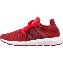 Adidas Originals SWIFT RUN Tenisówki i Trampki red/collegiate burgundy/footwear white. Czerwone trampki męskie adidas Originals, z tworzywa sztucznego. W wyprzedaży za 181,35 zł.