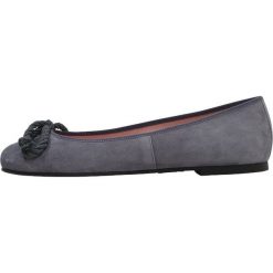 Pretty Ballerinas ANGELIS Baleriny ziggy. Szare baleriny damskie marki Pretty Ballerinas, bez wzorów, ze skóry, klasyczne, bez obcasa. Za 559,00 zł.