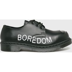 Dr Martens - Półbuty X Sex Pistols. Czarne mokasyny męskie Dr. Martens, ze skóry, casualowe, z okrągłym noskiem. W wyprzedaży za 599,90 zł.