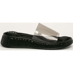Dkny - Klapki. Czarne klapki damskie DKNY, bez wzorów, z gumy, bez obcasa, na obcasie. W wyprzedaży za 259,90 zł.