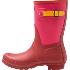 Hunter WOMENS ORIGINAL SHORT COLOURBLOCK Kalosze military red. Czerwone buty zimowe damskie Hunter, z kauczuku. Za 549,00 zł.