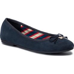 Baleriny TOMMY HILFIGER - Essential Suede Ballerina FW0FW04541 CKI. Niebieskie baleriny damskie ze skóry, klasyczne. W wyprzedaży za 279,00 zł.