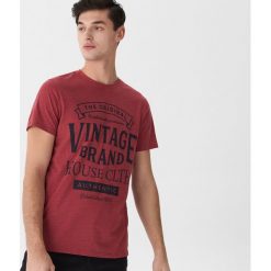 T-shirt Bordowy. Czerwone t-shirty męskie House, s, bez wzorów, bez kołnierzyka. W wyprzedaży za 19,99 zł.