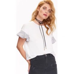 T-SHIRT DAMSKI BIAŁY Z OZDOBNYMI FALBANAMI. Białe bluzki damskie Top Secret, bez wzorów, z bawełny, z falbankami, z krótkim rękawem. W wyprzedaży za 29,99 zł.