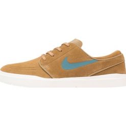 Nike SB STEFAN JANOSKI HYPERFEEL Tenisówki i Trampki golden beige/sequoia/sail. Pomarańczowe trampki i tenisówki damskie marki Nike SB, z weluru. W wyprzedaży za 204,50 zł.