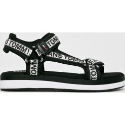 Tommy Jeans - Sandały. Czarne klapki damskie Tommy Jeans, bez wzorów, z jeansu, bez obcasa, na obcasie. W wyprzedaży za 319,90 zł.
