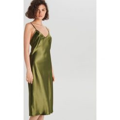 Satynowa sukienka w bieliźnianym stylu - Khaki. Brązowe sukienki damskie Cropp, s, bez wzorów, z satyny, bez kołnierzyka, bez rękawów. W wyprzedaży za 49,99 zł.