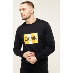 Bluza Calvin Klein Jeans Metallic Logo J30J313214. Czarne bluzy męskie Calvin Klein Jeans, m, bez wzorów, z jeansu, bez kołnierzyka, bez rękawów, bez kaptura. W wyprzedaży za 289,00 zł.