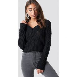 Luisa Lion x NA-KD Krótki sweter ze splotem - Black. Czarne swetry damskie marki Luisa Lion x NA-KD, bez wzorów, z dzianiny, z krótkim rękawem, długie, bez kaptura. Za 121,95 zł.