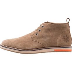 Superdry CHESTER CHUKKA Sznurowane obuwie sportowe camel. Brązowe buty sportowe męskie marki NEWFEEL, z gumy. Za 389,00 zł.