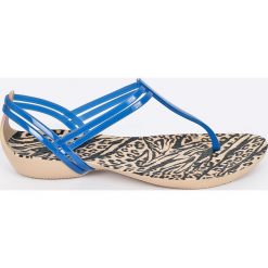 Crocs - Sandały. Niebieskie klapki damskie Crocs, bez wzorów, z materiału, bez obcasa, na obcasie. W wyprzedaży za 129,90 zł.