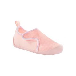Buty 110 dla maluchów. Czarne buciki niemowlęce DOMYOS, z poliesteru, bez zapięcia. Za 34,99 zł.