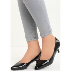 Czarne Czółenka Complicated. Czarne buty ślubne damskie Born2be, ze szpiczastym noskiem, na niskim obcasie, na szpilce. Za 49,99 zł.