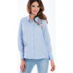 Niebieska koszula w kratę z haftem 21275. Niebieskie koszule damskie Fasardi, s, z haftami, bez kołnierzyka, bez rękawów. Za 59,00 zł.