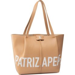 Torebka PATRIZIA PEPE - 2V8895/A6P6-FA86 Pompei Beige/White. Brązowe torebki klasyczne damskie Patrizia Pepe, bez wzorów, ze skóry, klasyczne, na ramię, bez dodatków. W wyprzedaży za 719,00 zł.